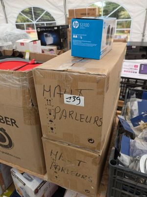 plusieurs boîtes empilées les unes sur les autres