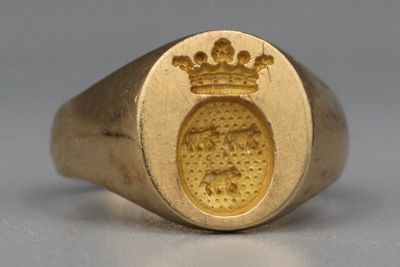 une image représentant une chevalière en or ornée d'une couronne
