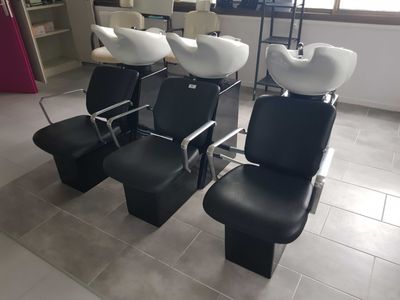 several black and white chairs are lined up in a room
