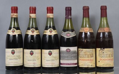 plusieurs bouteilles de vin sont alignées sur une table