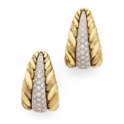 PAIRE DE BOUCLES D'OREILLES demi pavées de diamants ronds ta…