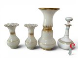 quatre vases posés les uns à côté des autres sur une surface blanche