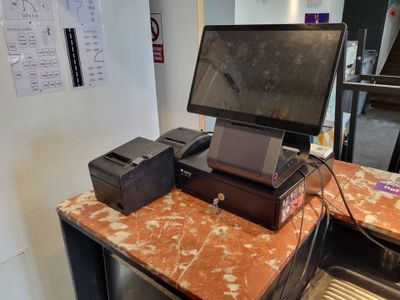 une photo représentant un ordinateur et une imprimante posés sur un comptoir