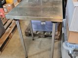 une table posée au milieu d'une pile de cartons