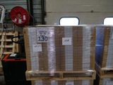 une pile de cartons posée sur une palette dans un entrepôt