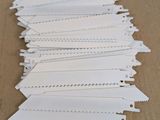 six feuilles de papier blanc sont empilées les unes sur les autres