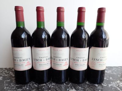 quatre bouteilles de vin sont alignées sur une table