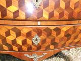 une commode en bois ornée d'un motif décoratif