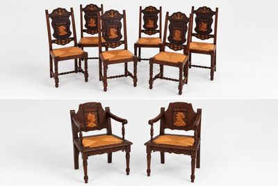 quatre chaises à dossier et accoudoirs sculptés, dont l'une avec une assise sculptée et l'autre avec un dossier sculpté