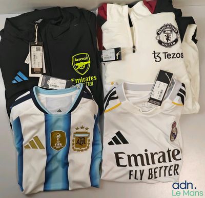 trois maillots de foot posés sur une table