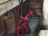 une photo d'une pièce où se trouvent de nombreux outils