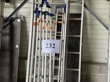 de nombreuses échelles empilées sur des palettes