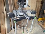 une photo d'une table sur laquelle est posée une scie circulaire