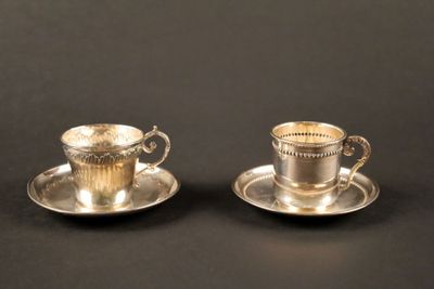 paire de tasses et soucoupes plaquées argent sur fond noir