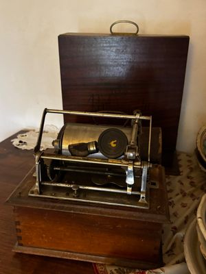une vieille machine à écrire posée sur une table en bois