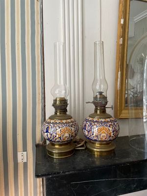 deux lampes posées sur une cheminée, avec un miroir en arrière-plan