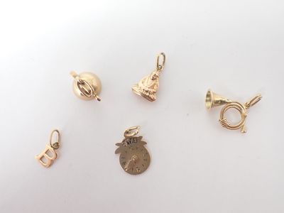 5 breloques en or 18K poids 6,1 gr (bélières à ressouder) - Photo 1