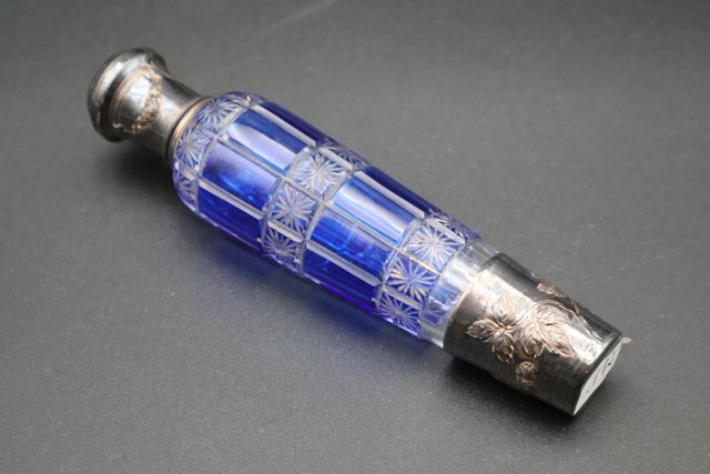 Joli flacon à sel en cristal bouchon argent Minerve (manque petit...