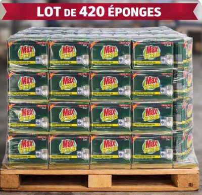 une palette remplie de cartons de détergent posée sur une autre palette