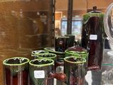 de nombreuses tasses posées sur une étagère en verre dans un magasin