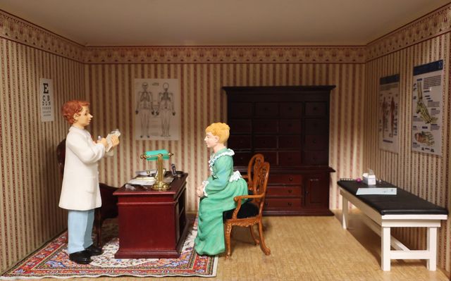 Diorama. Composition miniature, dans une vitrine en bois, vitre e...