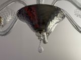 un lustre en verre suspendu au plafond d'une pièce