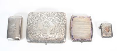 Plusieurs types d'objets en argent sont exposés sur un fond blanc