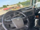 le volant et le tableau de bord d'un camion sur la route
