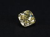 un diamant jaune sur fond noir