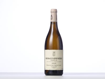une bouteille de vin posée sur une table