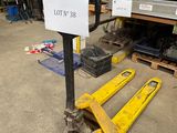 une étiquette apposée sur une palette dans un entrepôt, sur laquelle on peut lire « lot ' n ' s 38 »