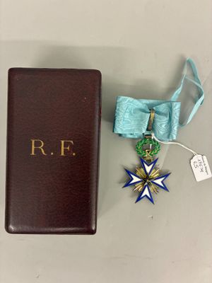 un livre orné d'un ruban bleu et d'une étoile