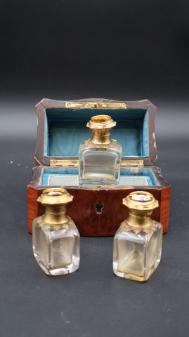 Coffret à senteur en placage de bois de loupe marqueté de nacre, ...