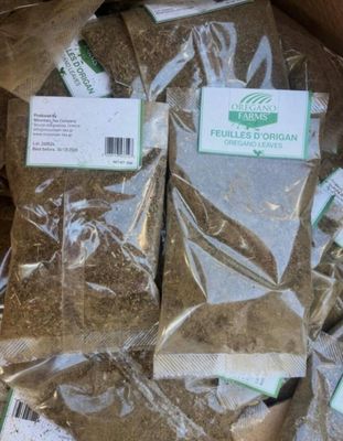 une boîte remplie d'herbes posée sur une table