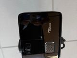 une petite caméra fixée au plafond d'une pièce