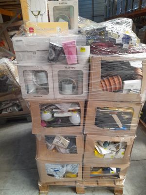 de nombreux cartons empilés les uns sur les autres dans un entrepôt