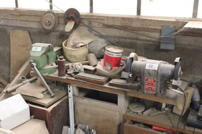 une photo d'un établi sur lequel se trouvent de nombreux outils