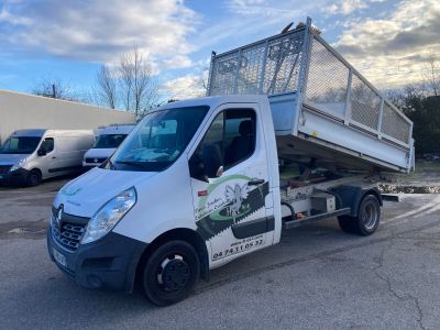 la photo d'un camion blanc garé sur un parking
