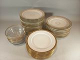 beaucoup d'assiettes et de verres sur la table