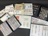 tout un tas de timbres différents, tous rassemblés sur la table