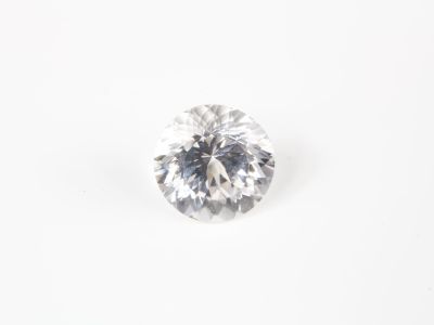 un diamant blanc sur une surface blanche