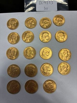 un tas de pièces d'or posées sur une feuille de papier