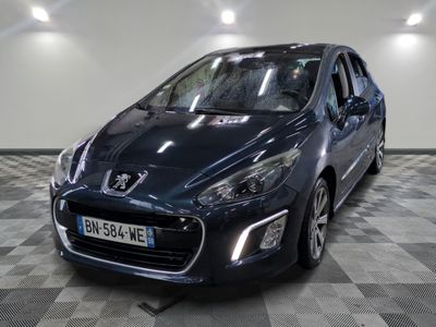 la voiture bleue est garée sur un sol en damier dans le garage