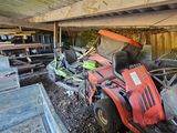 un tracteur garé dans une grange