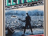 une affiche représentant un homme jouant de la guitare devant un public