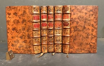 trois vieux livres sont empilés sur une table