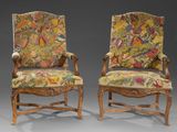 paire de fauteuils de style Louis XV avec assises recouvertes de tapisserie