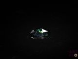 un gros plan d'un losange vert et blanc sur une surface noire