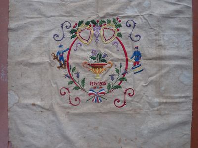 un vieux sac brodé sur lequel est représentée une théière