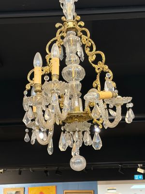 un lustre suspendu au plafond d'une pièce